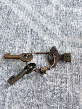 AntiqueBrass Keyring with Three Vintage Keys Canadian pacific railway 🚃 🇨🇦